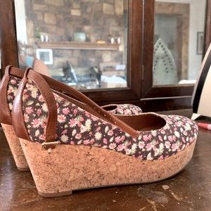 Super cute comfy wedge heels!